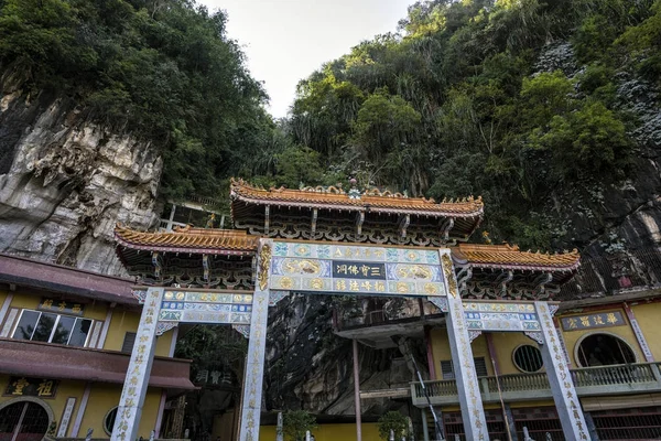 马来西亚伊坡三坡堂的主要入口建筑 三坡堂是位于伊坡以南约5公里处的冈隆拉帕特的一座有名的洞穴寺庙 — 图库照片