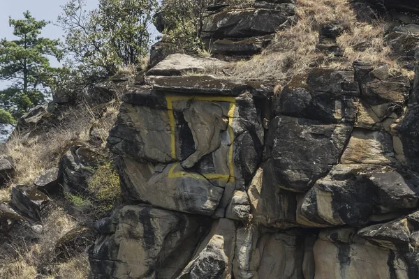 ブータン ティンプーのナット フレームで概説された ガネーシュ卿のように見える岩の顔の自然な形成 ティンプーの約32キロ前にガネーシュ卿のように見える岩の顔 — ストック写真