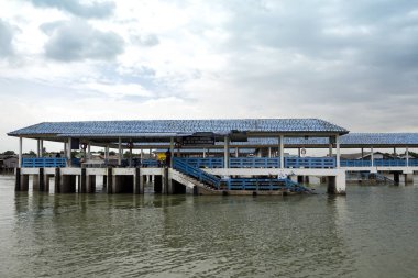 Malezya 'nın otantik bir Çin balıkçı kasabası olan Kampung Bagan Sungai Lima' nın ana iskelesi. - Kampung Bagan Sungai Lima ana köy Pulau Ketam 'ın beşinci nehrinde yer almaktadır.