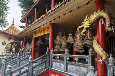 Ling Sen Tong, Tapınak mağarası, Ipoh, Malezya. Ling Sen Tong, Perak, Ipoh 'taki kireçtaşı bir tepenin dibinde bulunan güzel bir Taoist mağara tapınağı..
