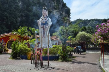 Malezya, Ling Sen Tong Mağara Tapınağı 'ndaki Guan Yin heykeli Ling Sen Tong, Malezya' nın Ipoh kentindeki kireçtaşı bir tepenin eteğinde bulunan güzel bir Taoist mağara tapınağıdır..