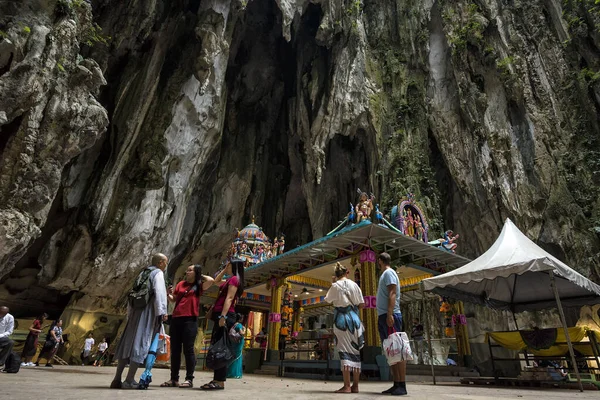 Touristes Vus Explorer Prier Dans Temple Hindou Grottes Batu Malaisie — Photo