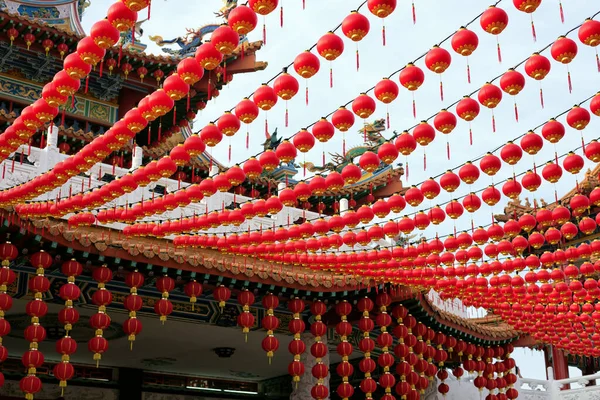 中国の旧正月のお祝いの間に赤い提灯で飾られた天后宮 クアラルンプール マレーシア 天后宮 Tean Hou Temple 海南共同体によって建立された6層の中国寺院 — ストック写真