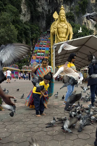 Unidentified Visitors Playing Pigeons Batu Caves Temple Malaysia — Stock Photo, Image