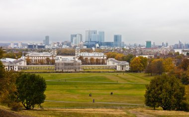 Ulusal Denizcilik Müzesi (eski Kraliyet Deniz Hastanesi) ve Kanarya Wharf.Greenwich.London