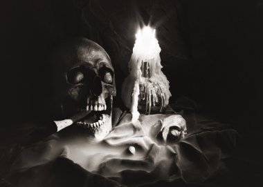 Kafatasları ve siyah arka plan üzerine mum ışığı