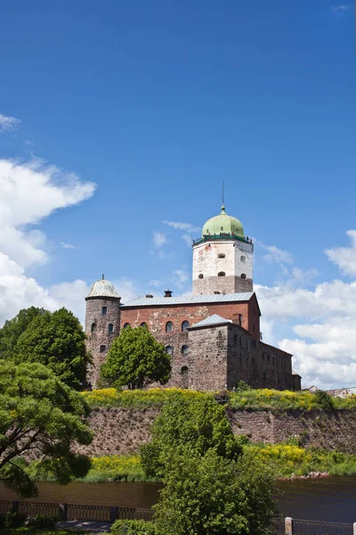 Torre de Saint Olaf e fortaleza em Vyborg no verão — Fotografia de Stock