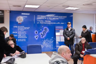 İnsanlar Moskova 'da vergi dairesinde.
