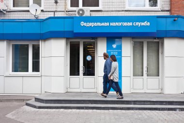 İnsanlar Moskova 'da vergi dairesinde.
