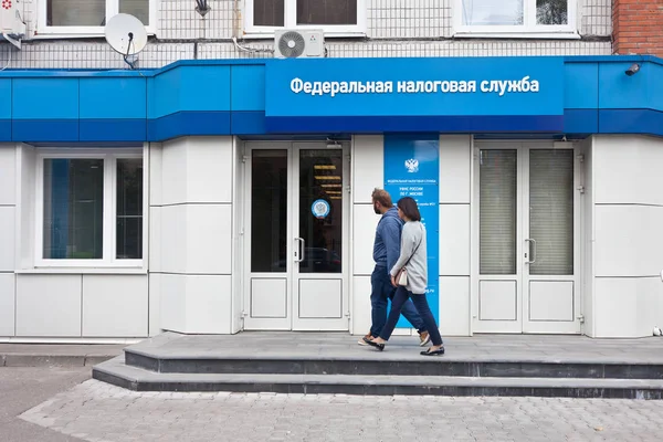 Lidé jsou v daňové agentuře v Moskvě — Stock fotografie