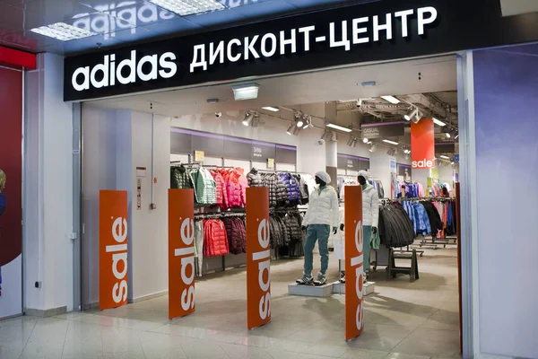 Дисконтный центр Adidas в магазине — стоковое фото
