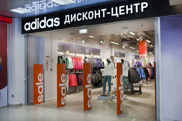 Merkezi deposundaki Adidas indirim — Stok fotoğraf