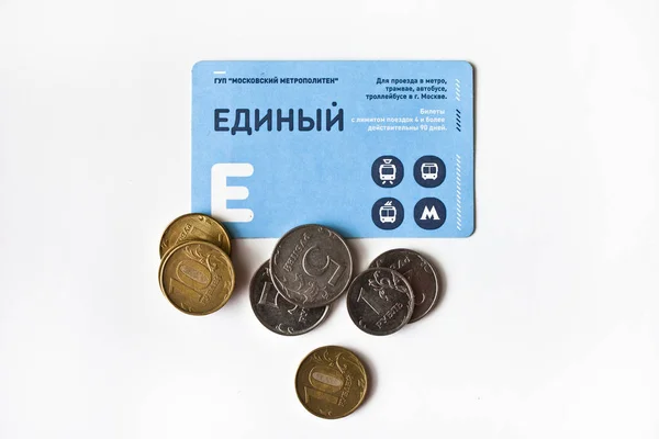 Tarjeta de pago electrónica para el transporte de Moscú y monedas Russia.Moscú. Ene, 26, 2017 . — Foto de Stock