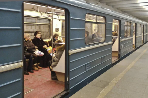 Gente en Moscú uderground —  Fotos de Stock