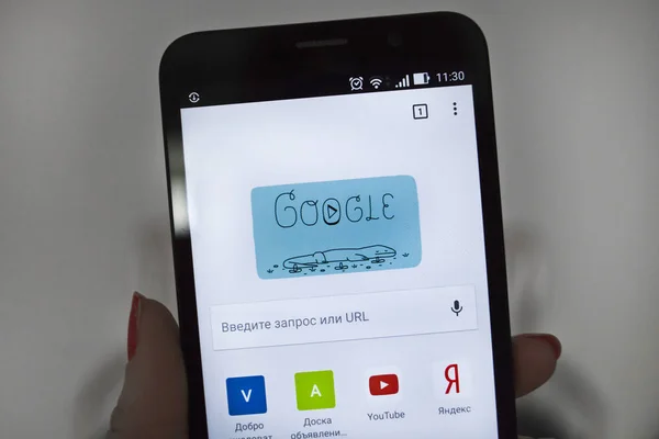 Web sayfası uygulama Google Smartphone ile — Stok fotoğraf