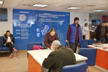 İnsanlar Moskova 'da vergi dairesinde.