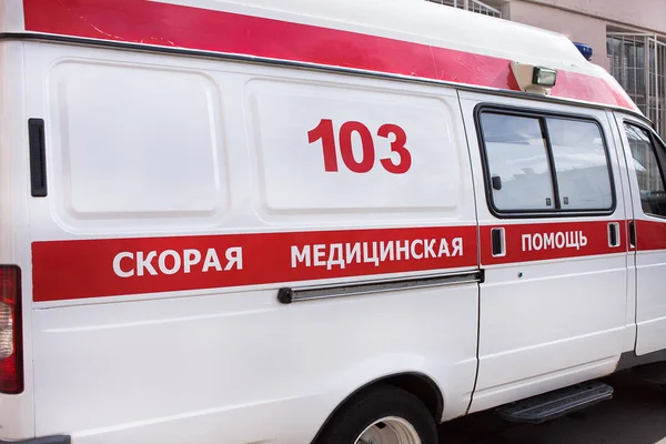La ambulancia va al paciente en una llamada —  Fotos de Stock