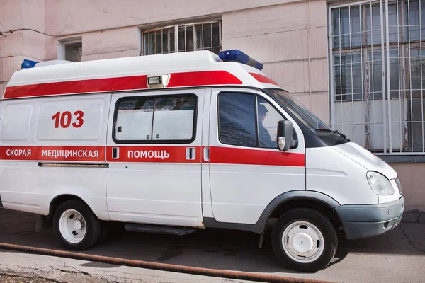 Ambulância vai para o paciente em uma chamada — Fotografia de Stock