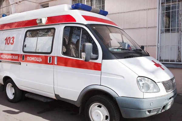 Ambulans går till patient på ett samtal — Stockfoto