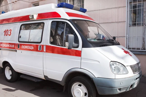 Ambulância vai para o paciente em uma chamada — Fotografia de Stock