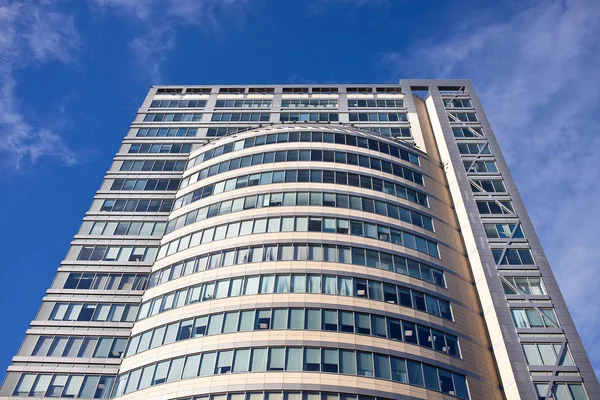 Nuovo edificio per uffici su sfondo cielo blu — Foto Stock