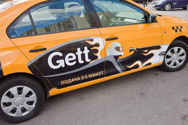 Такси Gett на улице — стоковое фото