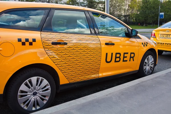 Такси Uber на улице — стоковое фото