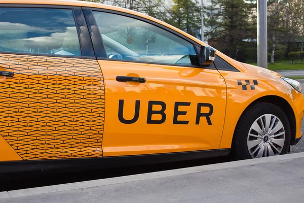 Taksówka Uber na ulicy — Zdjęcie stockowe