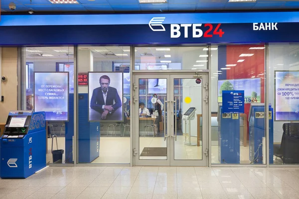 VTB 24 bankkontor i Moskva — Stockfoto