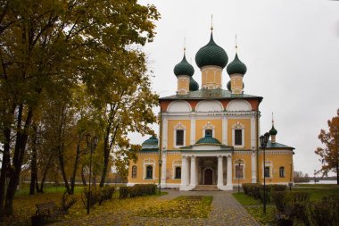 Uglich. Sonbahar Rus kasabada. Katedral Spaso-Preobrazhensky Manastırı