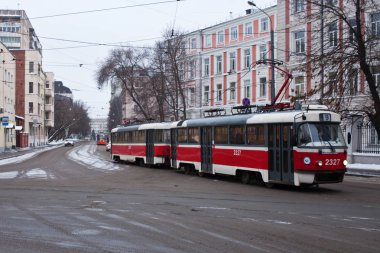 Kırmızı tramvay Moskova sokaklarında var. Rusya. Moskova. Ocak 18,2017