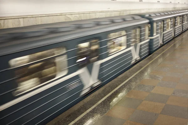Menschen in der Moskauer U-Bahn — Stockfoto