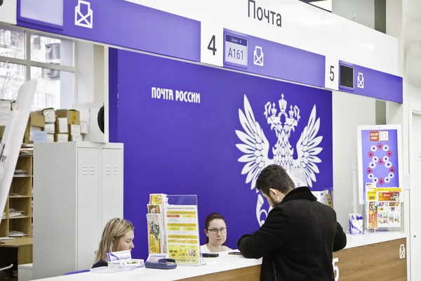 모스크바의 우체국에서 편지를 보내는 고객 — 스톡 사진