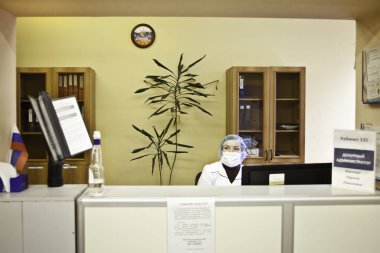 Karantina sırasında hastanede çalışan bir doktor. 