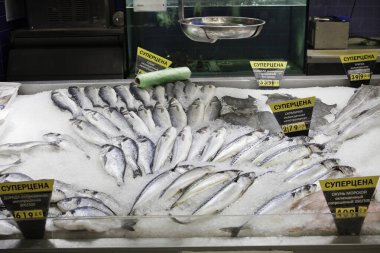 Pazarda buzda taze balık