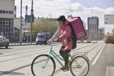 Şehre Samokat Gıda teslimatı ve boş cadde. Nisan, 2020. Moskova