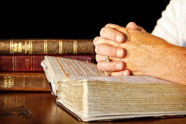 Mujer rezando con las Sagradas Biblias —  Fotos de Stock