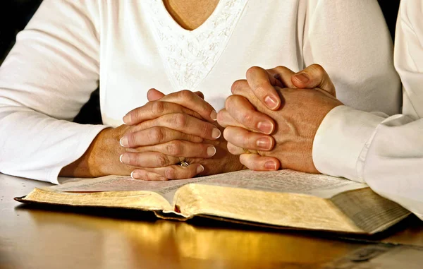 Casal Orando com a Bíblia Sagrada — Fotografia de Stock