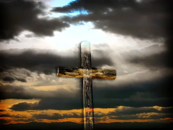 Прочный крест, купающийся в солнечном свете — стоковое фото