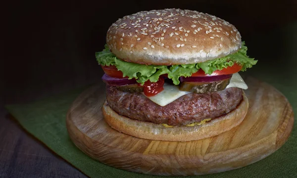 Bilden Hamburgare Närbild Skärbräda — Stockfoto