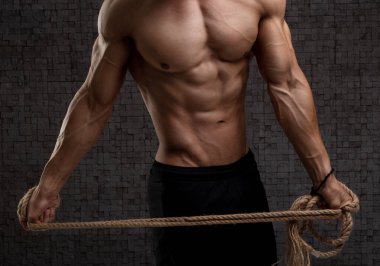 Vücut geliştiren üst düzey bir adam.