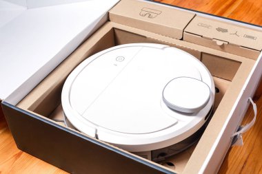 Kutuda robot süpürge var.