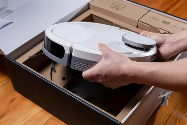 Karton bir kutuda yeni bir robot süpürge.