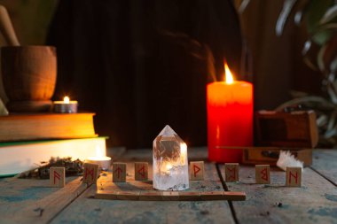 Runik sembollü kristal. Falcılık ve gizemcilik.