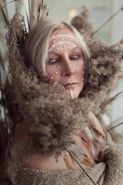 Mujer Con Maquillaje Étnico Las Cañas — Foto de Stock