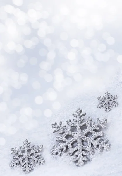 Serpihan salju mainan kaca pada latar belakang salju . — Stok Foto