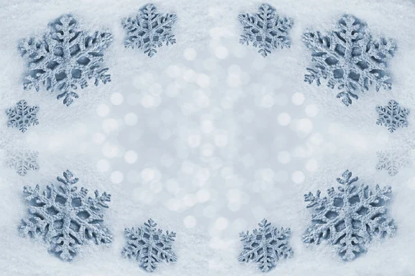 Glas leksak snöflinga på snö bakgrund. — Stockfoto