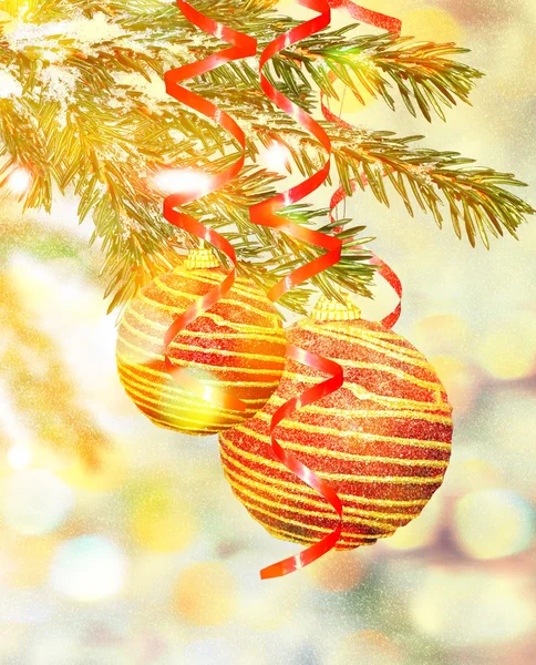 Vánoční strom zdobí krásné barevné hračky — Stock fotografie