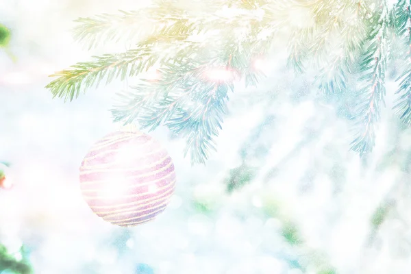 Karácsonyfát díszített színes szép játékok — Stock Fotó