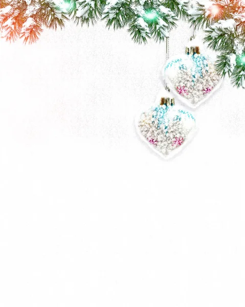 Schneebedeckte Bäume. Rahmen. Festliche Weihnachtskomposition. Karte. — Stockfoto